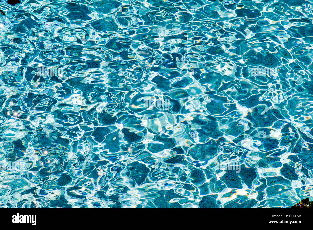 Soleggiato riflessioni di acqua di 26.000 mq. piscina, di Kaua'i Marriott Resort; Kalapaki Bay, Kaua'i, Hawaii, STATI UNITI D'AMERICA Foto Stock