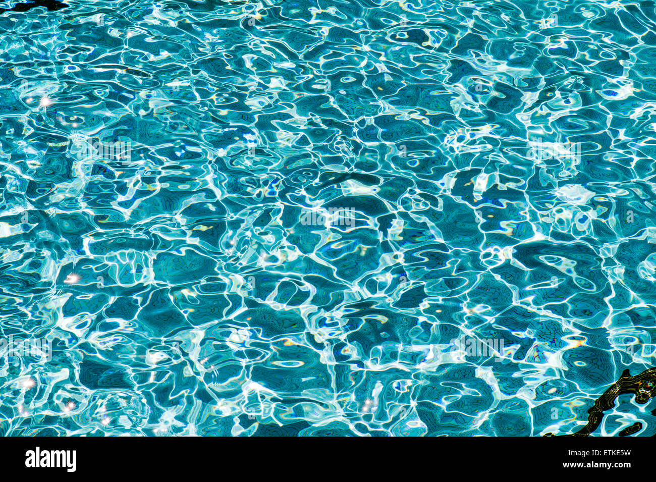 Soleggiato riflessioni di acqua di 26.000 mq. piscina, di Kaua'i Marriott Resort; Kalapaki Bay, Kaua'i, Hawaii, STATI UNITI D'AMERICA Foto Stock