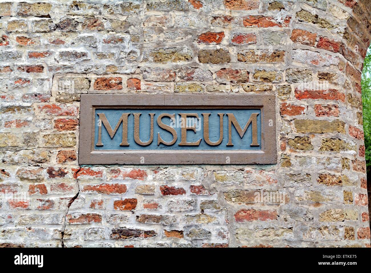 Close up di un museo sign in pietra su un muro di mattoni Foto Stock