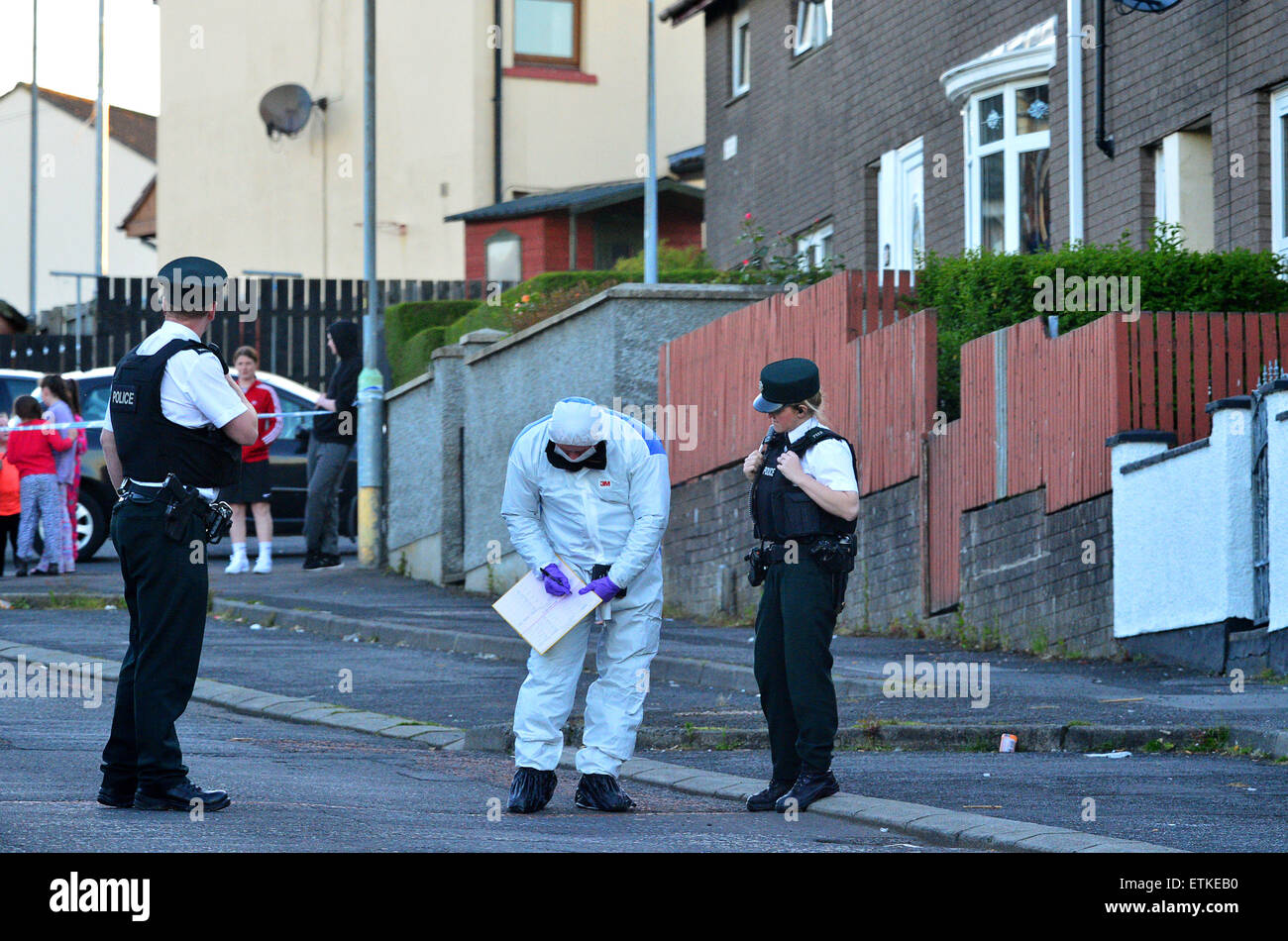 Londonderry, Irlanda del Nord - 14 giugno 2015. La polizia sta indagando un incidente di ripresa questa sera nella zona di Creggan a Londonderry. Un uomo scampato entrambi incolumi dopo colpi sono stati sparati a lui in Fanad Drive. Relazioni non confermate suggeriscono la vittima prescelta era stato mirato a un attacco di pistola nel pub locale di recente. Credito: George Sweeney/Alamy Live News Foto Stock