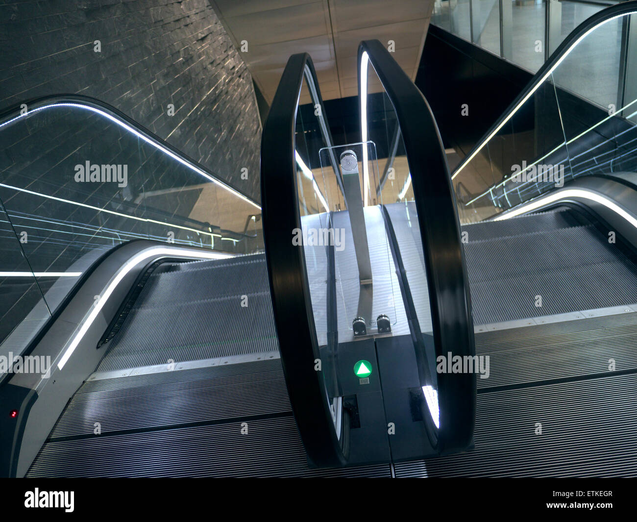 Moderno escalator pendolari che conduce a West India stazione metropolitana Canary Wharf London E14 Foto Stock