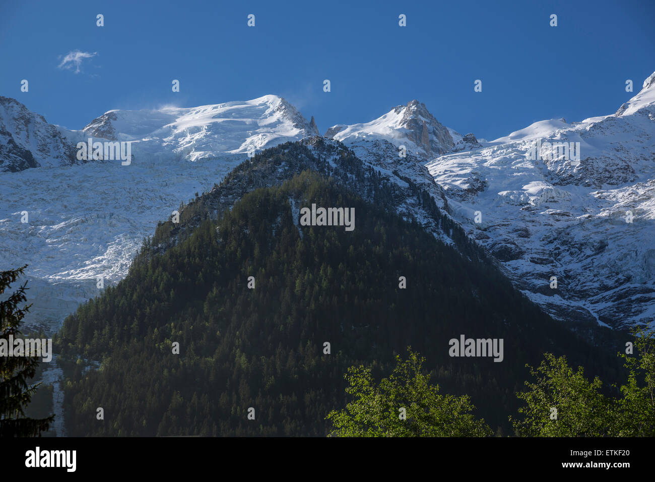 Vista del Glacier des Bossons e la Pyramide. Il Glacier des Bossons è la più bassa altitudine ghiacciaio d'Europa. Foto Stock