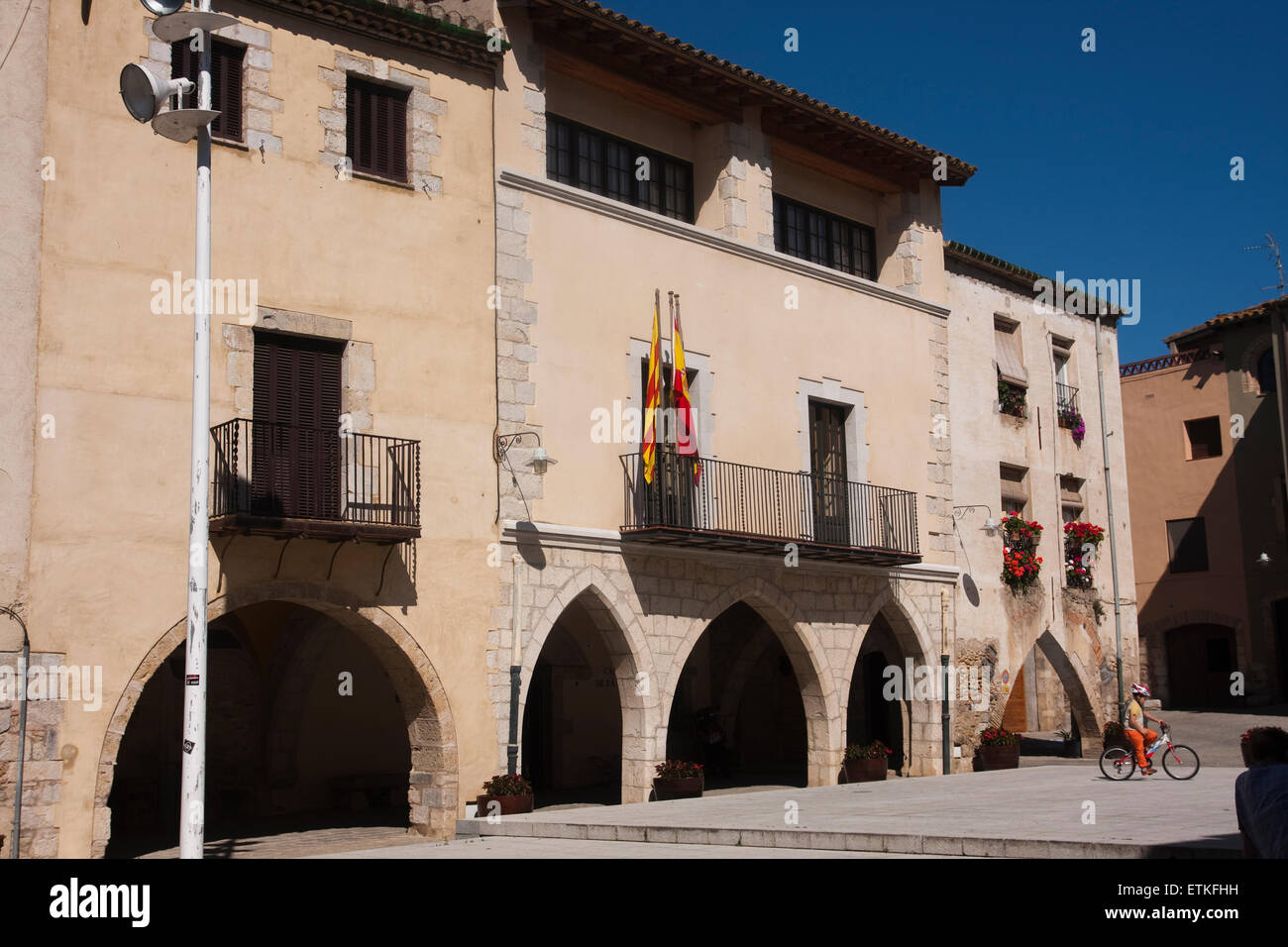 Piazza Principale. Il municipio. In Spagna, in Catalogna, provincia di Girona, Alt Empordà, Peralada. Foto Stock