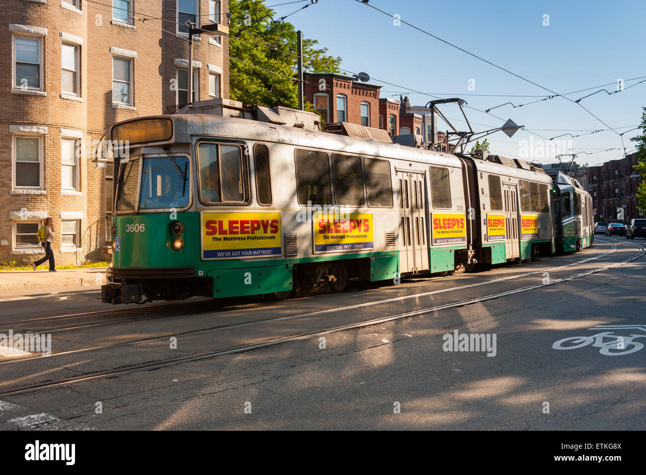 Un treno in entrata sul MBTA Huntington Avenue linea missione approcci Park Station a Boston, Massachusetts. Foto Stock