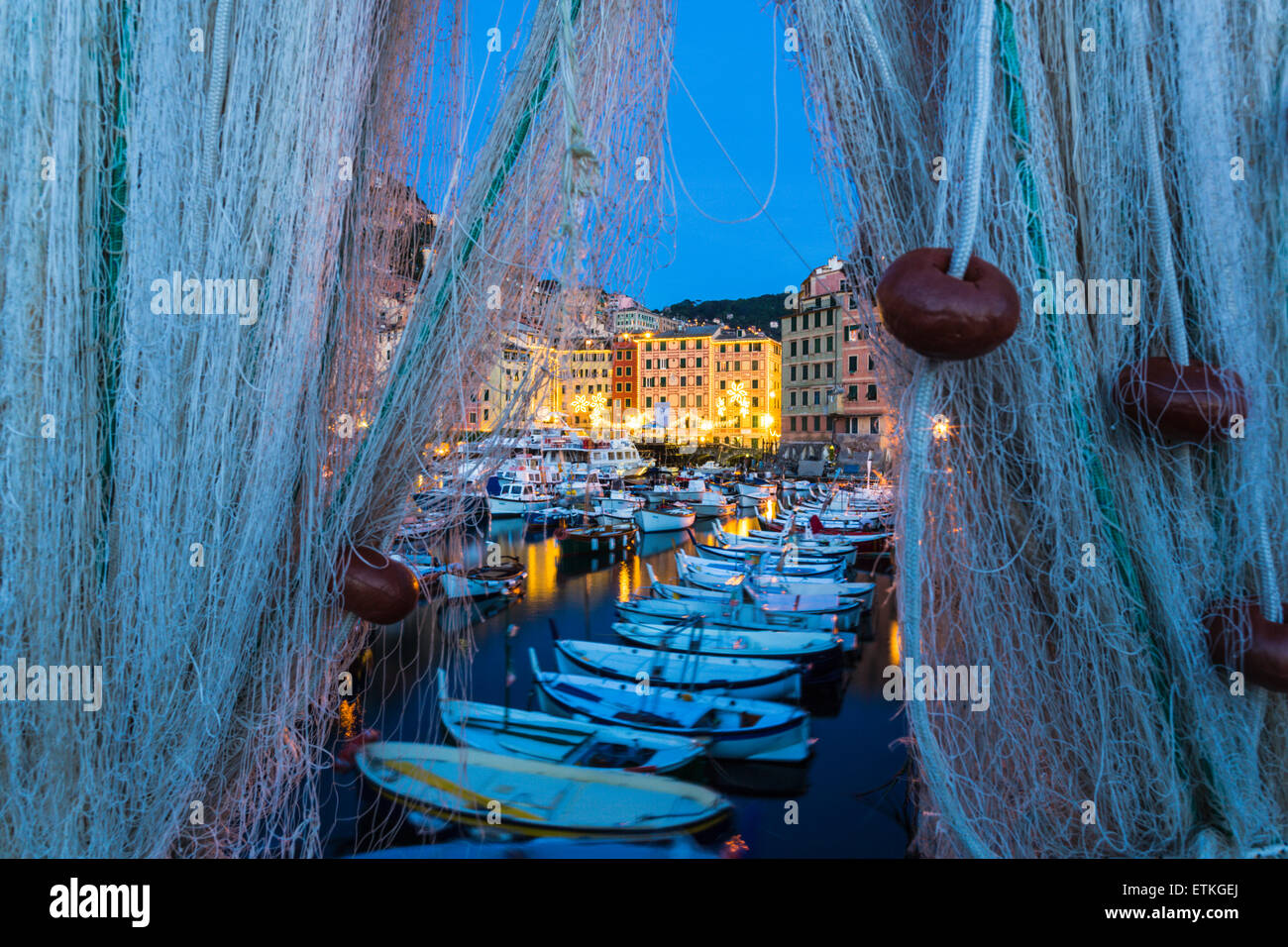 Barche a notte nel porto di Camogli, la provincia di Genova, Liguria, Riviera Italiana, Levante, Italia, Europa Foto Stock