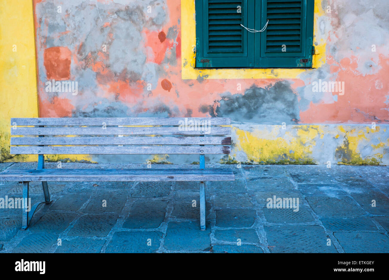 Panca di fronte ad una parete colorata, Banca vor einer farbenfrohen Wand, Portofino, Italia Foto Stock