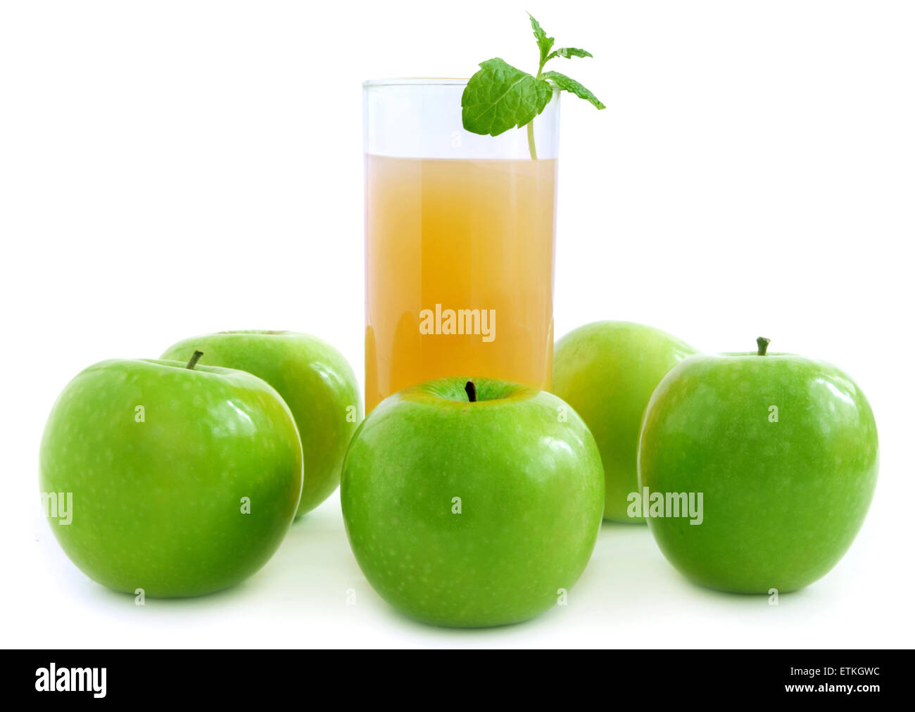 Bicchiere di succo di mele con mele fresche su uno sfondo bianco Foto Stock