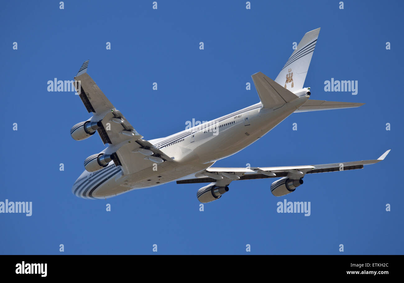 Il governo di Brunei Boeing 747 V8-ali in partenza dall'aeroporto di Heathrow LHR Foto Stock