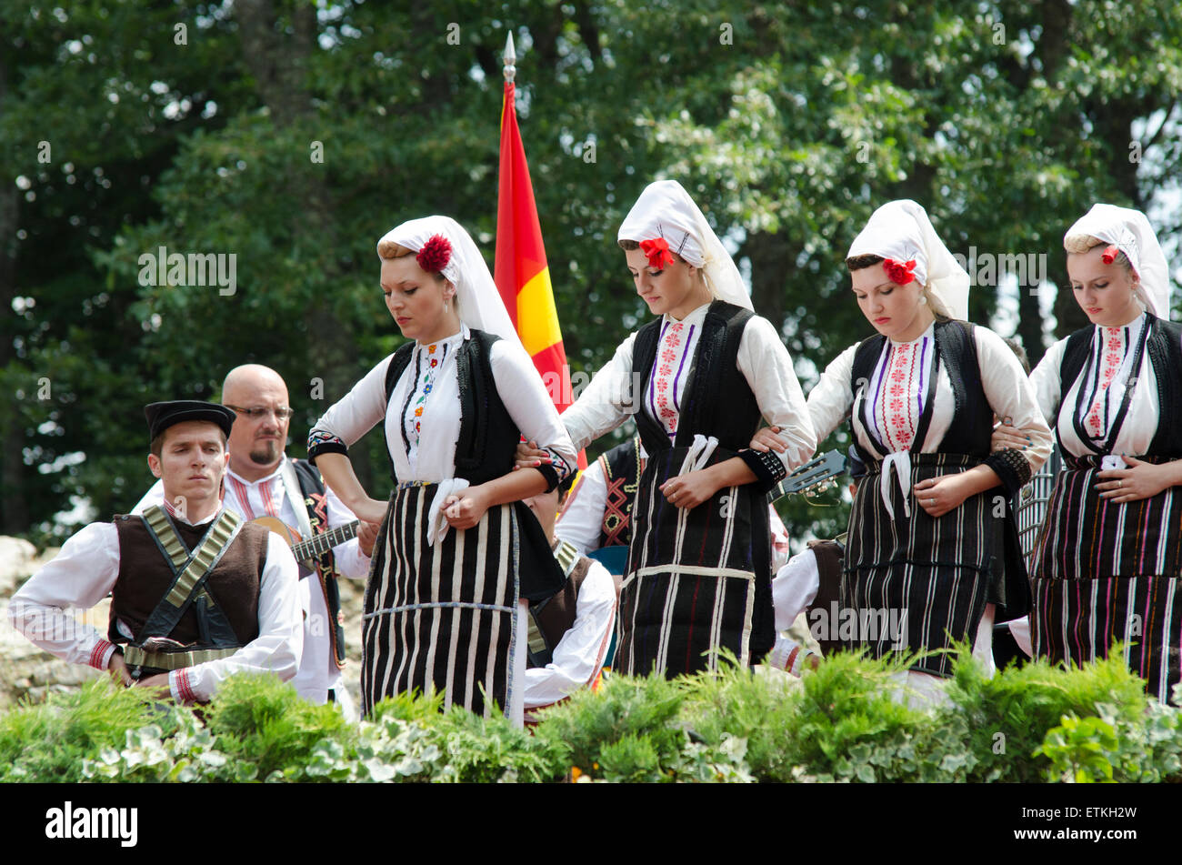 Macedonian Folk Ensemble Tanec il giorno della Repubblica in Meckin Kamen, Krusevo, R. Macedonia il 2 Agosto 2012 Foto Stock