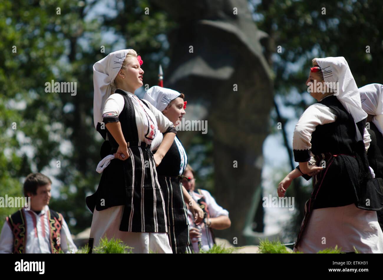 Macedonian Folk Ensemble Tanec il giorno della Repubblica in Meckin Kamen, Krusevo, R. Macedonia il 2 Agosto 2012 Foto Stock