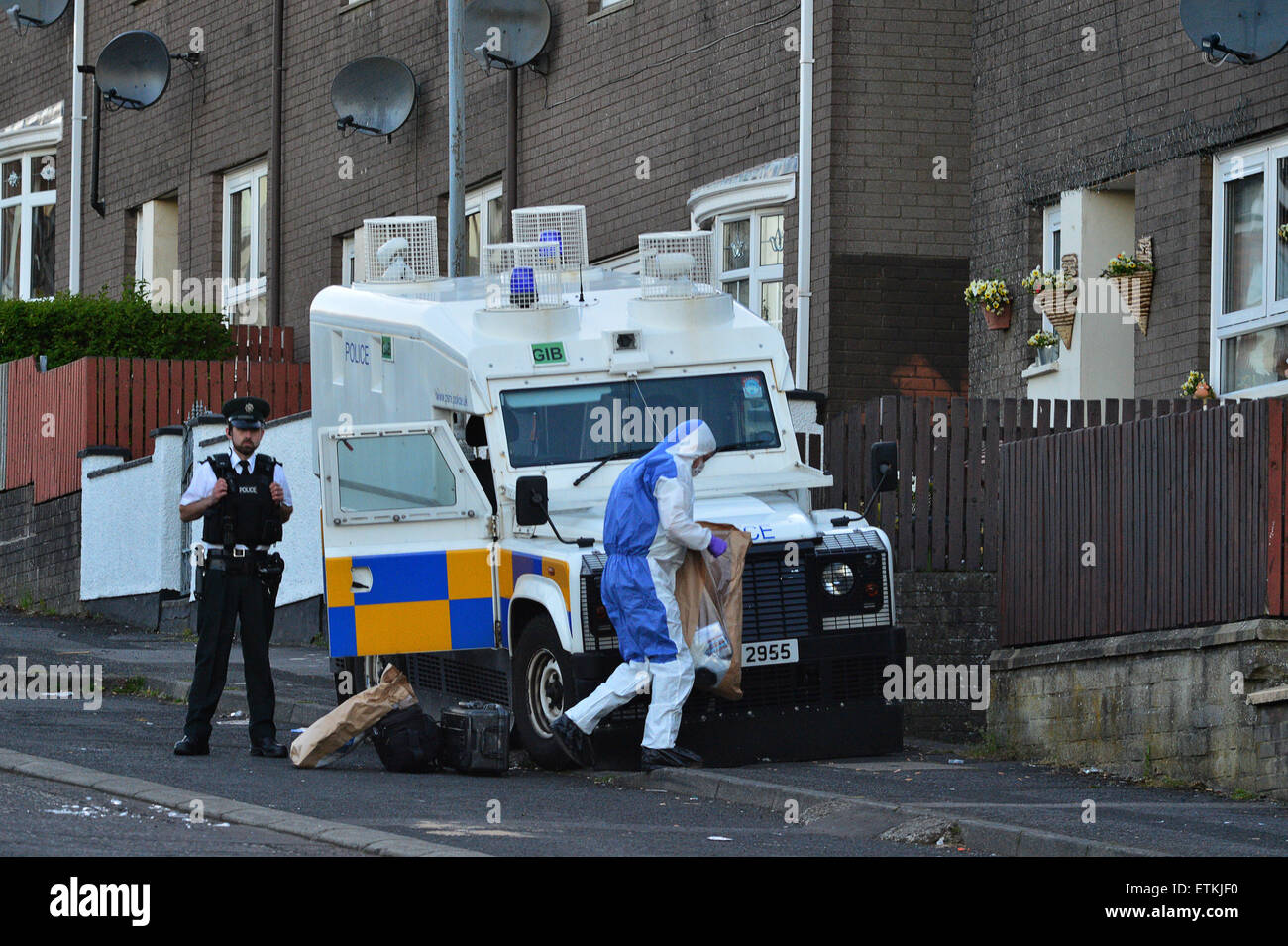 Londonderry, Irlanda del Nord - 14 giugno 2015. La polizia sta indagando un incidente di ripresa questa sera nella station wagon Creggan a Londonderry. Un uomo scampato entrambi incolumi dopo colpi sono stati sparati a lui in Fanad Drive. Relazioni non confermate suggeriscono la vittima prescelta era stato mirato a un attacco di pistola nel pub locale di recente. Credito: George Sweeney/Alamy Live News Foto Stock