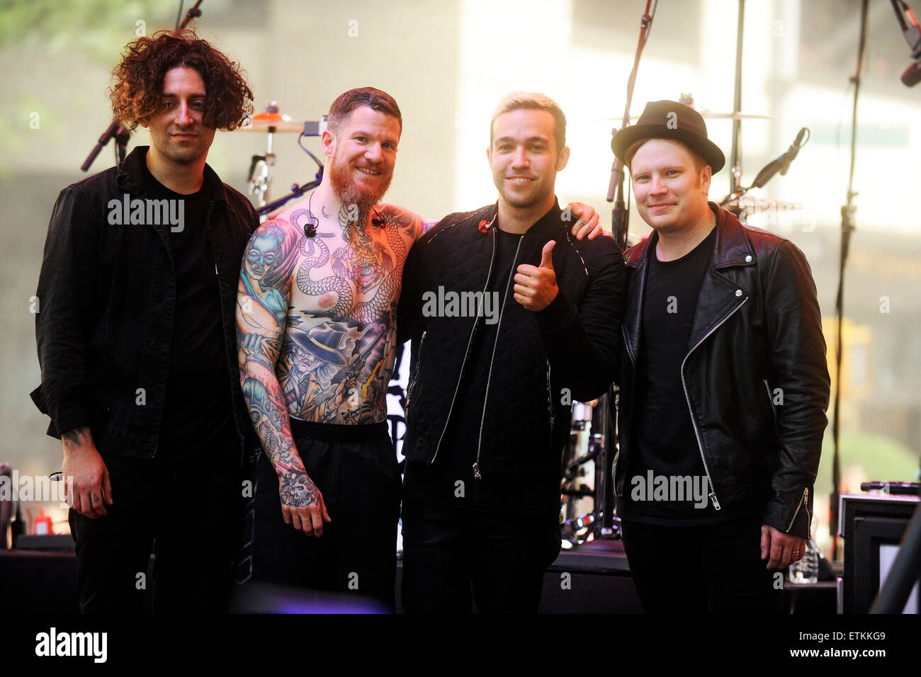 Joe Trohman e Andy Hurley, Pete Wentz e Patrick Stump dei Fall Out Boy eseguire sul NBC's "oggi" al Rockefeller Plaza il 12 giugno 2015 a New York New York Foto Stock