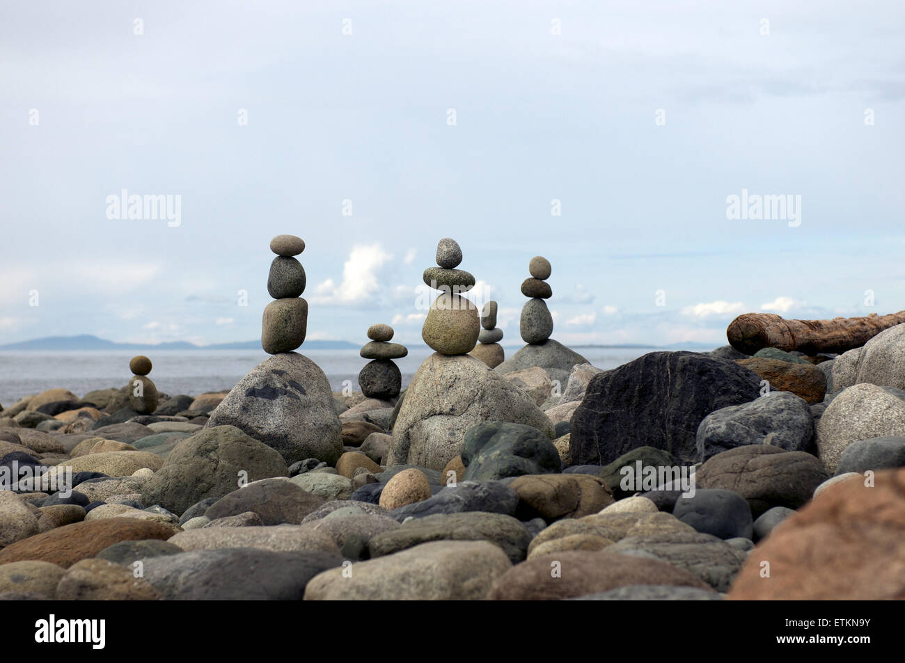 Impilati ed equilibrato di rocce sulla spiaggia Foto Stock