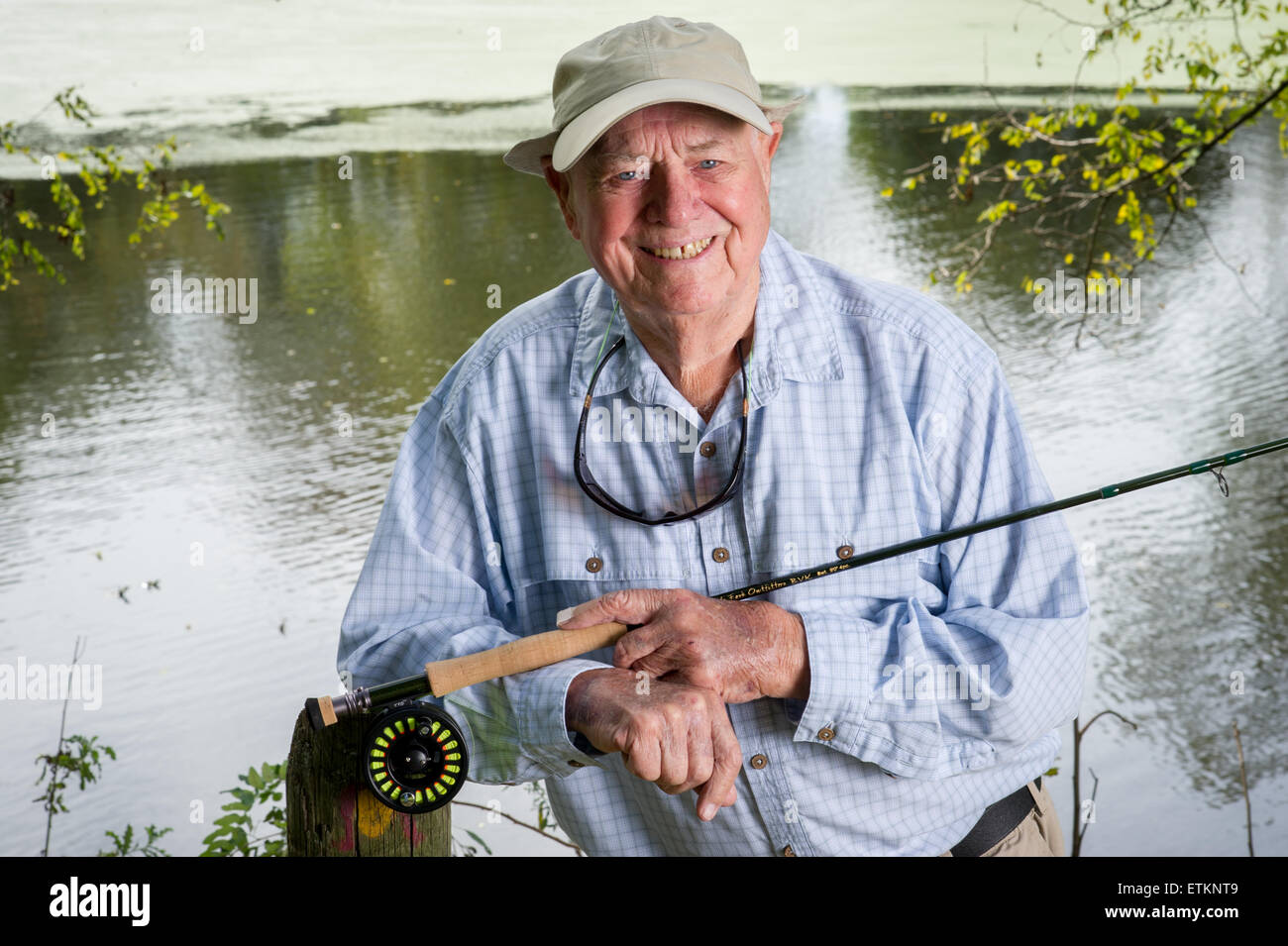 Outdoor ritratto di Lefty Kreh American fly fisherman, tenendo in mano il suo bastone e aspo in Timonium, Maryland, Stati Uniti d'America Foto Stock