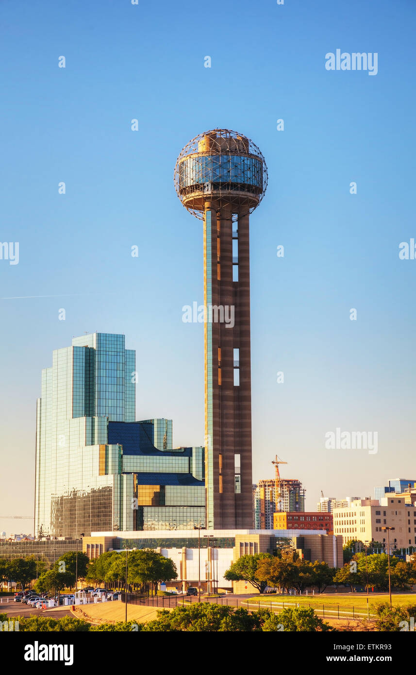 DALLAS - aprile 16: il centro della città di Dallas con Reunion Tower su Aprile 16, 2014 a Dallas, in Texas. Foto Stock