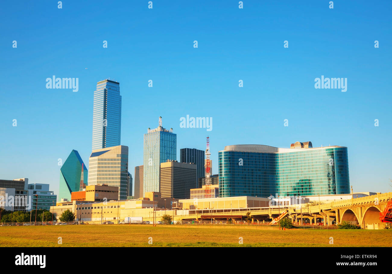 Panoramica del centro di Dallas di sera Foto Stock