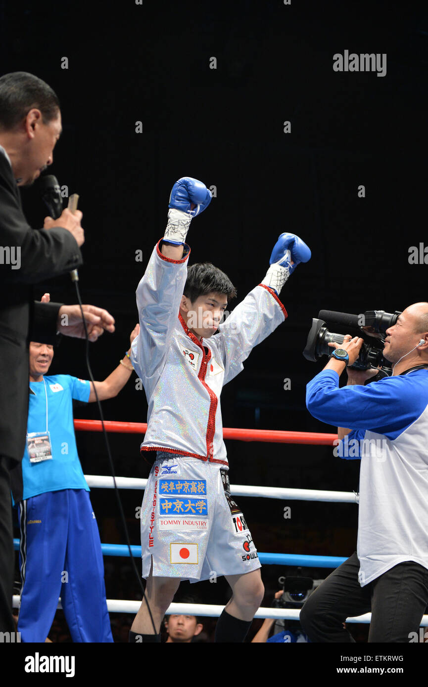 Aichi, Giappone. Il 30 maggio 2015. (C-L) Kosei Tanaka (JPN), Naoki Sudo Boxe : Kosei Tanaka del Giappone pone come anello annunciatore Naoki Sudo lo chiama prima il vacante WBO minimumweight title bout presso il Park Arena Komaki di Aichi in Giappone . © Mikio Nakai/AFLO/Alamy Live News Foto Stock