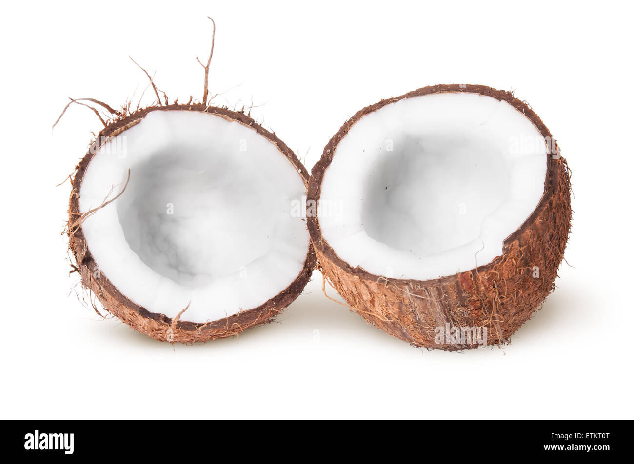 Due metà di noce di cocco che giace accanto isolati su sfondo bianco Foto Stock