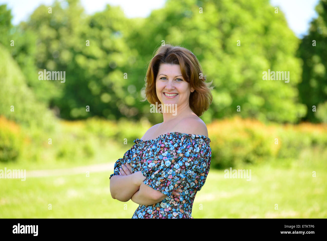 Adulto donna elegante sulla natura in estate Foto Stock