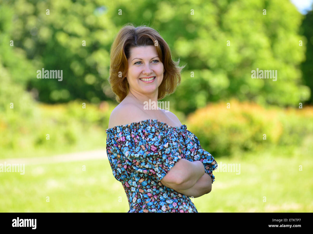 Adulto donna elegante sulla natura in estate Foto Stock