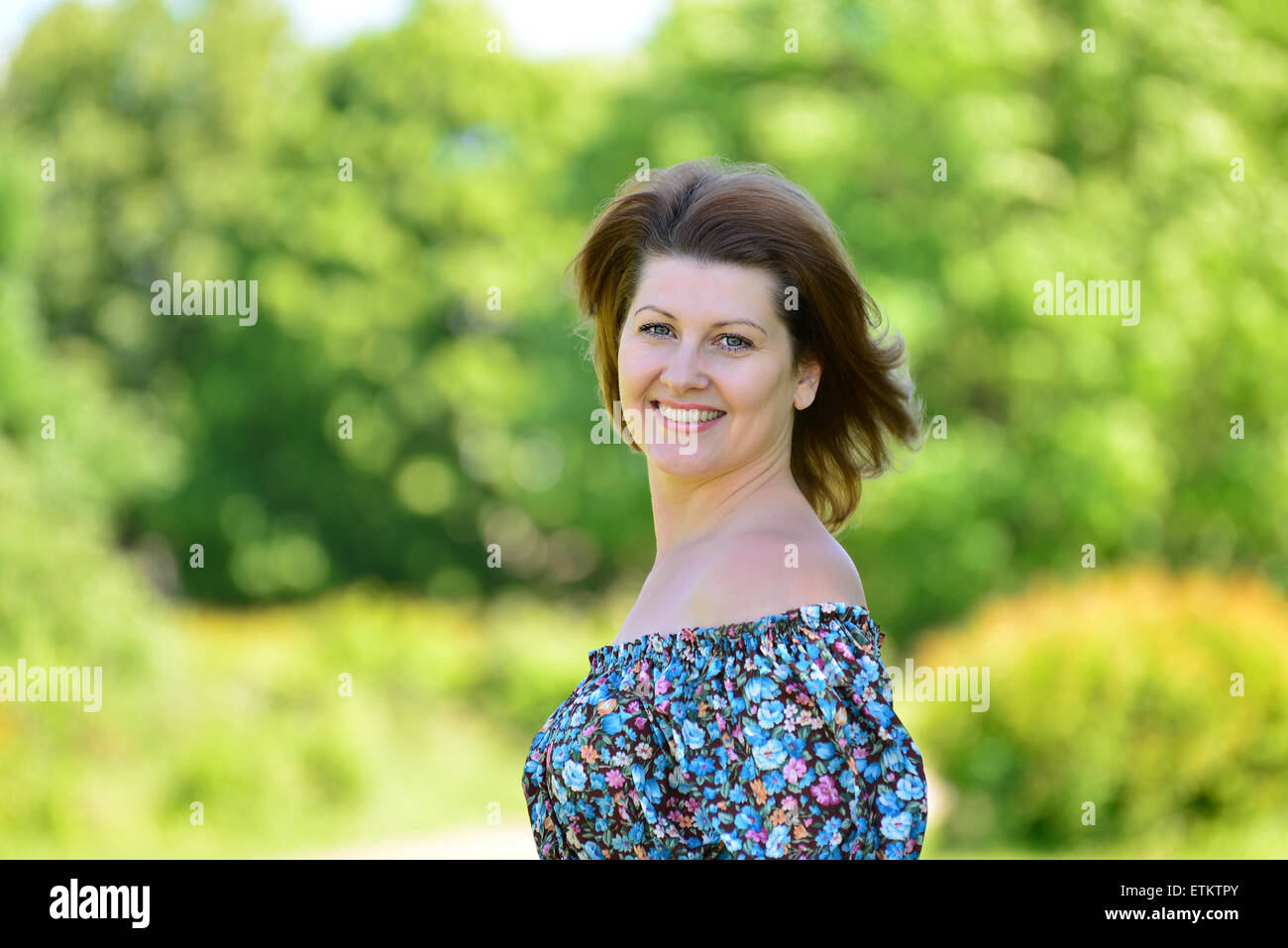Adulto donna elegante sulla natura in estate Foto Stock