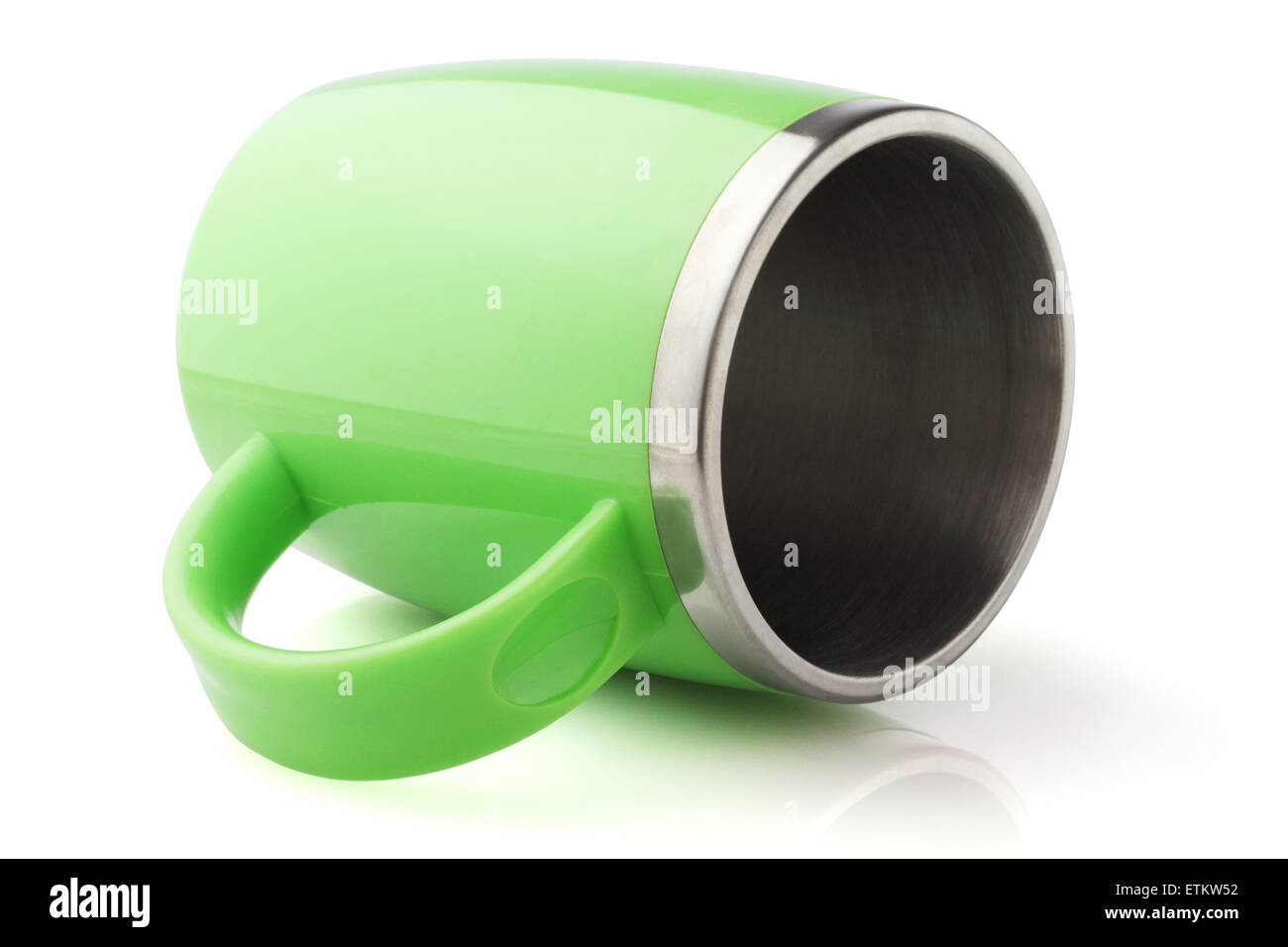 Verde in acciaio inossidabile Mug giacente su sfondo bianco Foto Stock
