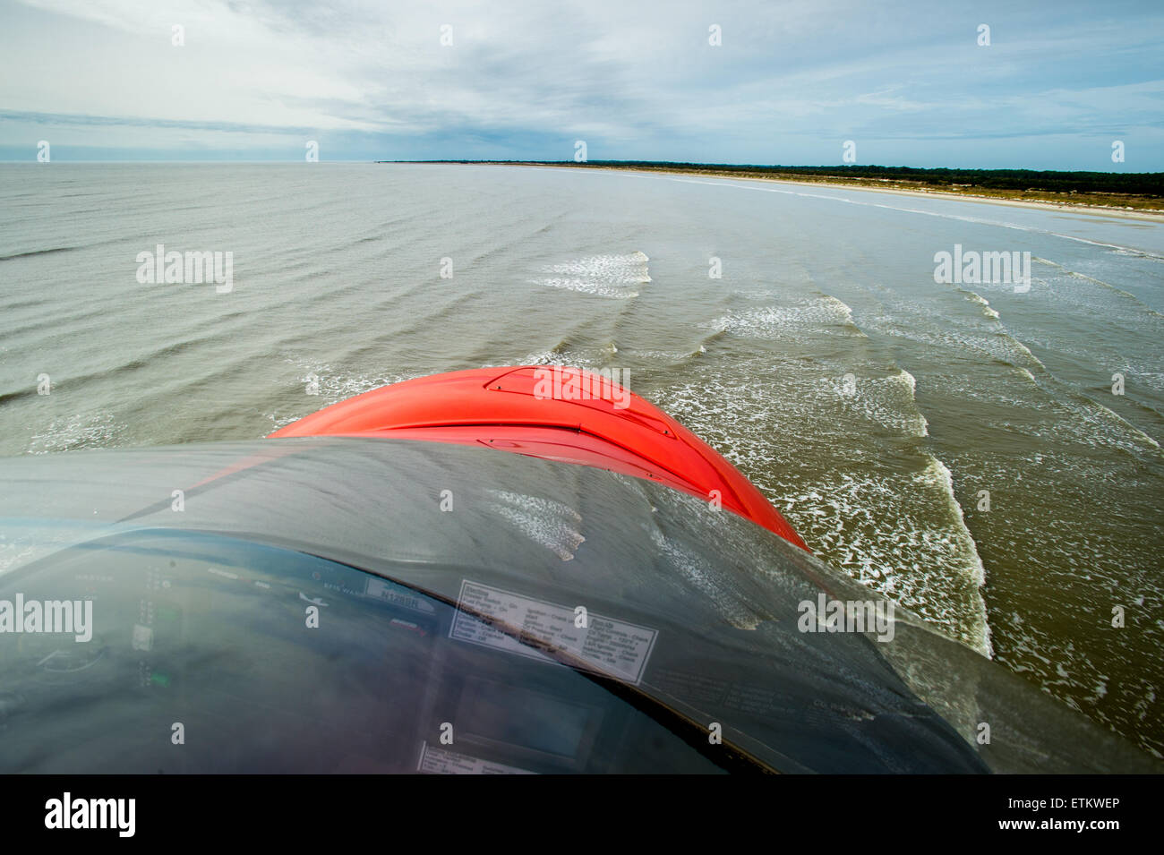 Naso di idrovolante mentre si è in volo lungo la costa USA orientale Foto Stock