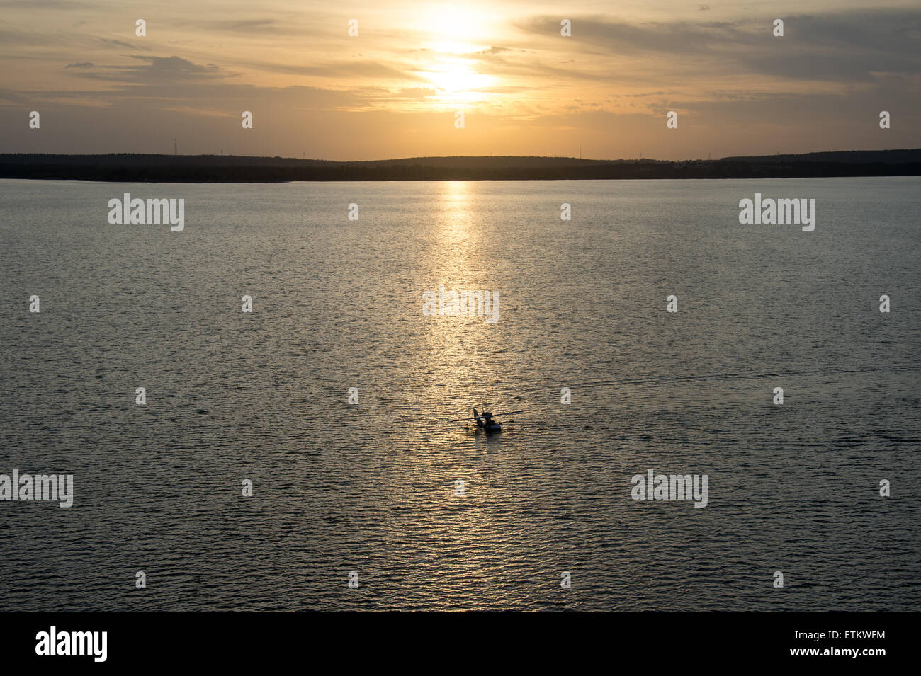Idrovolante dopo lo sbarco in acqua al tramonto nel sud-est USA Foto Stock