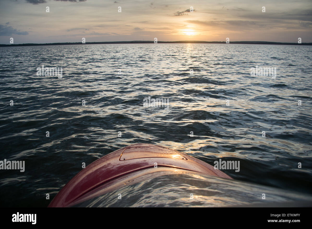 Naso di idrovolante durante il volo sopra l'acqua al tramonto nel sud-est USA Foto Stock
