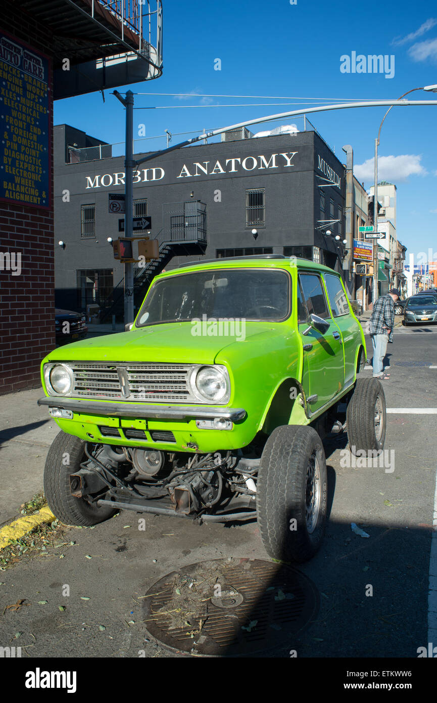 Colore verde brillante jacked up auto in New York New York, Stati Uniti d'America Foto Stock