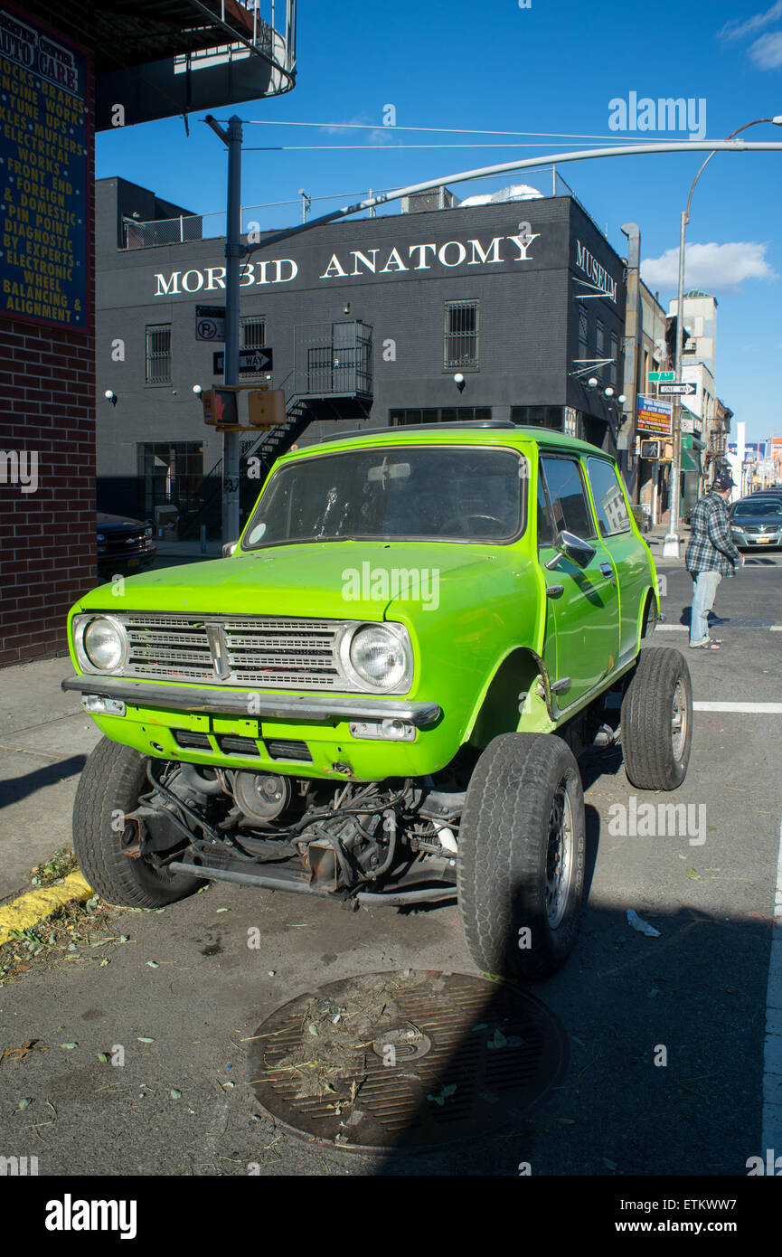 Colore verde brillante jacked up auto in New York New York, Stati Uniti d'America Foto Stock