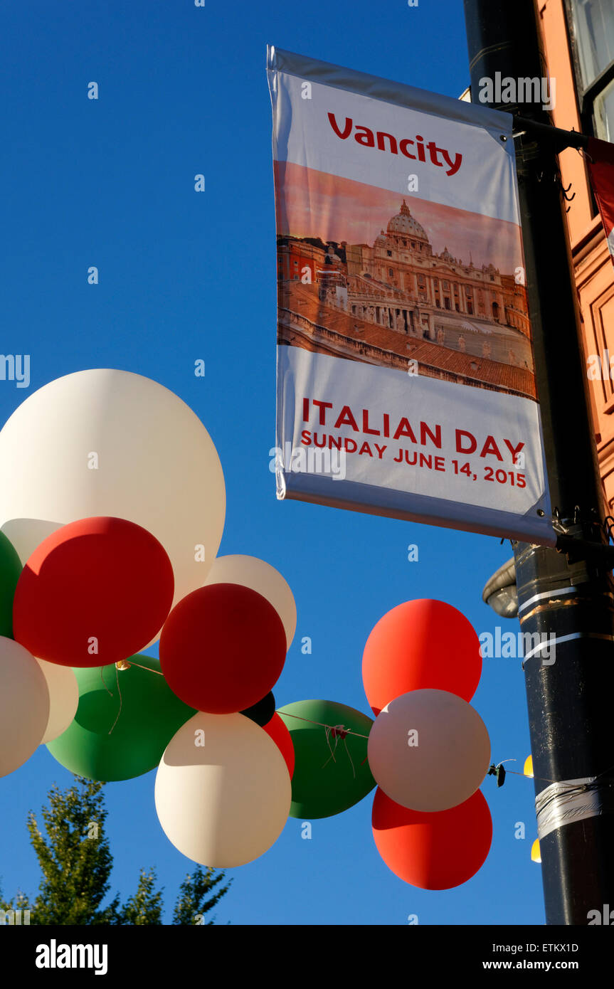 Palloni e un banner di decorare una lampada posta in corrispondenza della sesta annuale Giornata italiana celebrazioni in unità commerciali in Vancouver, British Columbia Foto Stock