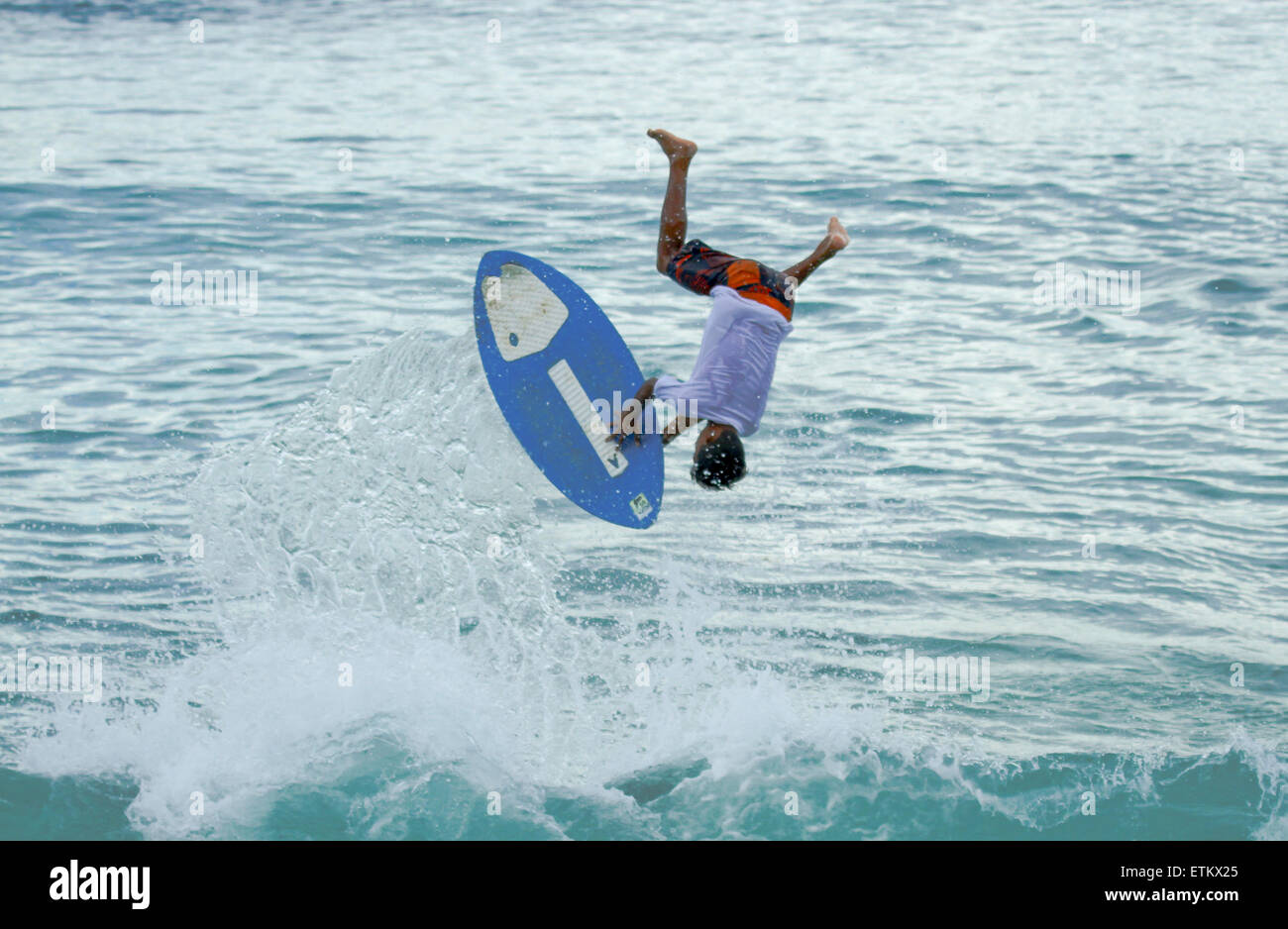 Filippine. 14 Giugno, 2015. Un appassionato surfista gode di onde di Dahican Beach. Dahican Beach, è una sabbia bianca a forma di mezzaluna, a 7 km dalla lunga spiaggia, nella città di Mati, Davao Oriental nel sud di Mindanao. È ora guadagnando popolarità per il suo vento-mantecato onde attirare skimboarding e gli amanti del surf. A causa di ciò il luogo si è affermata come le Filippine " capitale skimboarding ed è diventato uno di Mati per l'orgoglio. © Herman R. Lumanog/Pacific Press/Alamy Live News Foto Stock