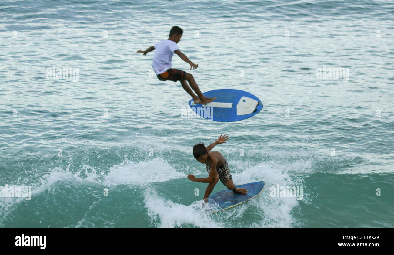 Filippine. 14 Giugno, 2015. Un appassionato surfista gode di onde di Dahican Beach. Dahican Beach, è una sabbia bianca a forma di mezzaluna, a 7 km dalla lunga spiaggia, nella città di Mati, Davao Oriental nel sud di Mindanao. È ora guadagnando popolarità per il suo vento-mantecato onde attirare skimboarding e gli amanti del surf. A causa di ciò il luogo si è affermata come le Filippine " capitale skimboarding ed è diventato uno di Mati per l'orgoglio. © Herman R. Lumanog/Pacific Press/Alamy Live News Foto Stock