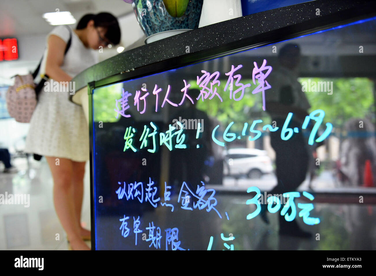 Hangzhou, cinese della Provincia di Zhejiang. Il 15 giugno, 2015. Un depositante apre un account dei certificati di deposito (CD) in corrispondenza di una divisione di China Construction Bank in Hangzhou, a est della capitale cinese della Provincia di Zhejiang, 15 giugno 2015. Le nove banche, compresi i "quattro grandi" di proprietà dello stato lenders, iniziato il rilascio del paese del primo lotto di grandi dimensioni di CD su Giugno 15. Gran parte del primo lotto avrà termini di un anno o meno. La soglia di abbonamento per investitori individuali è di 300.000 yuan (circa 49,020 dollari USA) mentre quella per le istituzioni è di 10 milioni di yuan. © lungo Wei/Xinhua/Alamy Live News Foto Stock