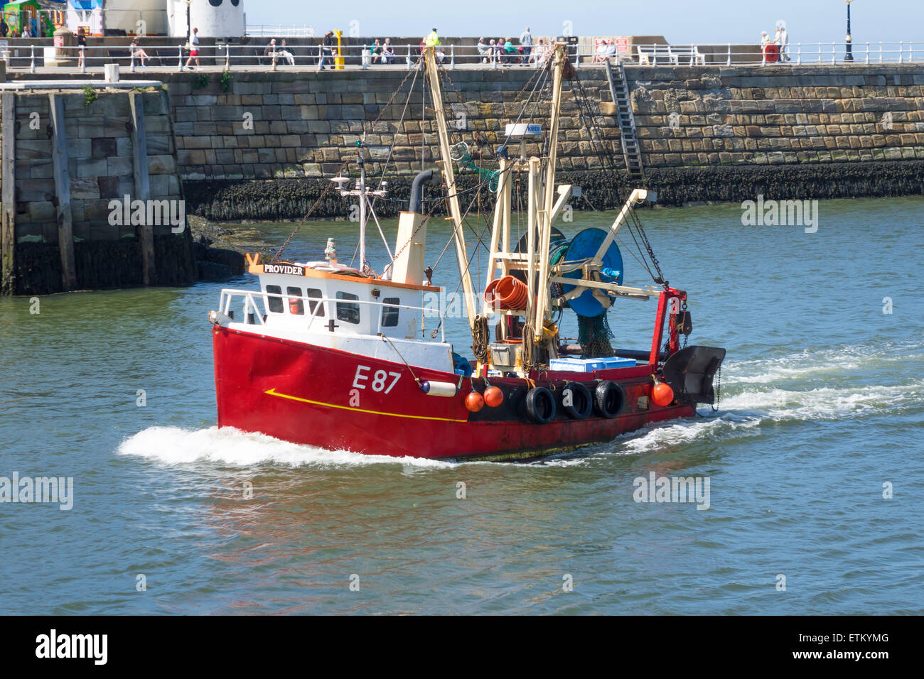 Un piccolo peschereccio E87 chiamato "fornitore" entrando in porto di Whitby Foto Stock