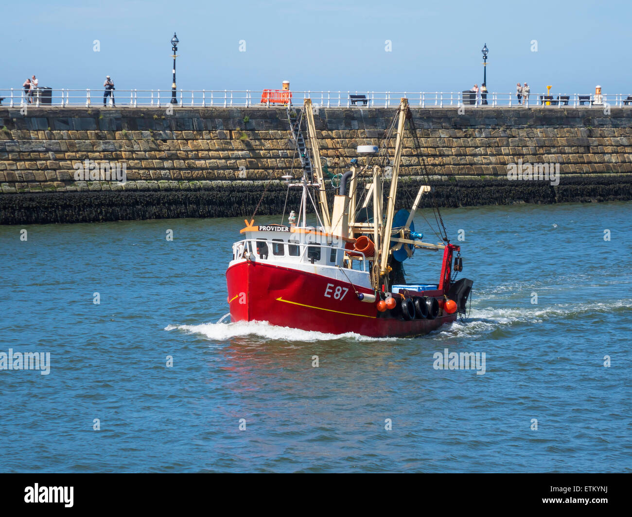 Un piccolo peschereccio E87 chiamato "fornitore" entrando in porto di Whitby Foto Stock