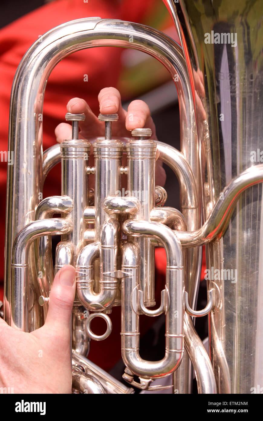 Gli stati di Farnham Brass Band divertente la folla Churt fete, Churt Ricreazione Terra, Churt, Farnham, Surrey, Regno Unito. Foto Stock