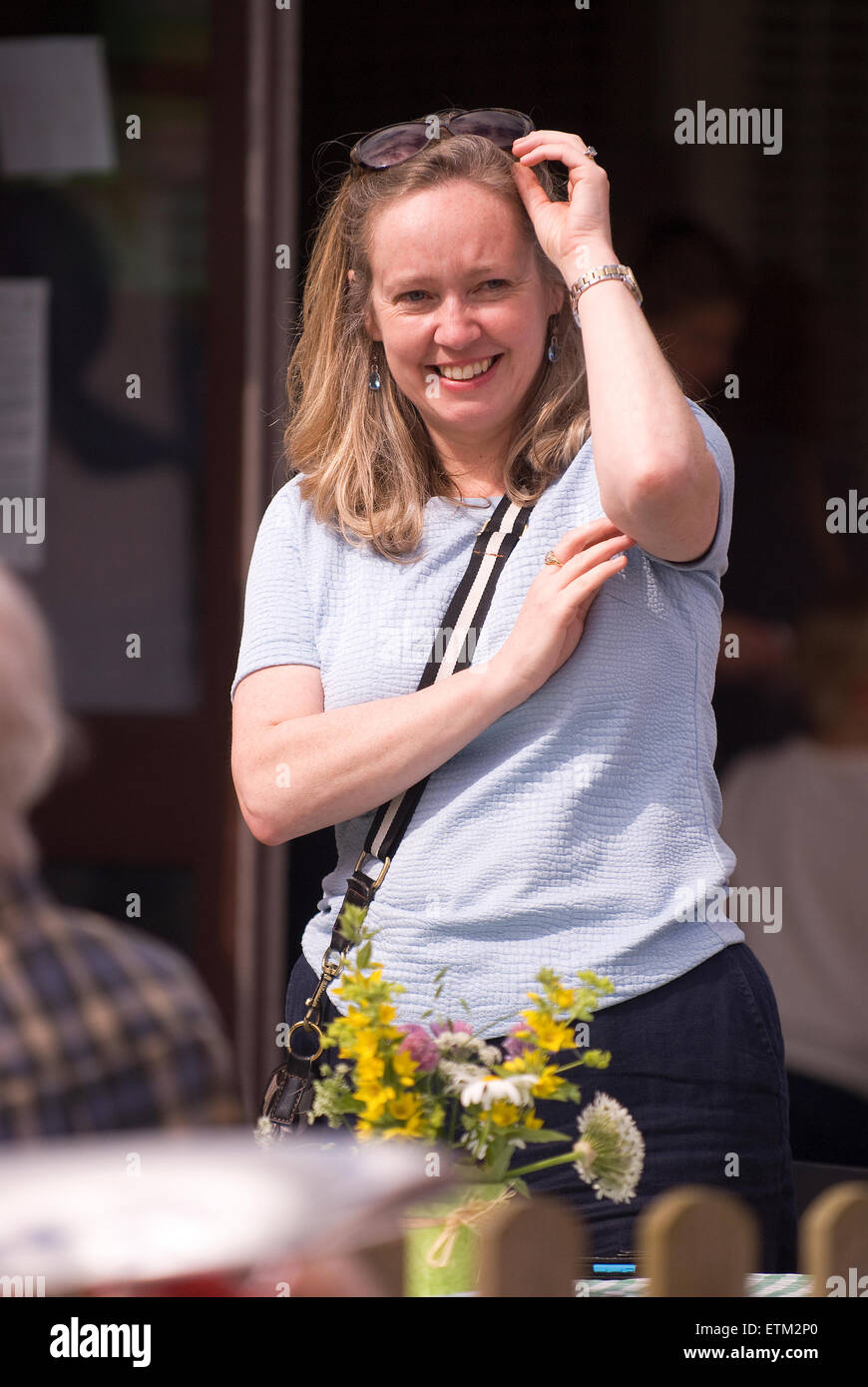 La donna che si gode a Churt fete, Churt Ricreazione Terra, Churt, Farnham, Surrey, Regno Unito. Foto Stock