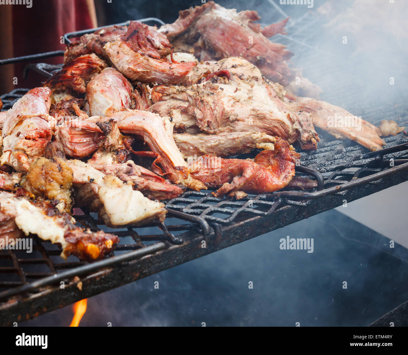 La carne di maiale grigliato in aprire il fuoco Foto Stock