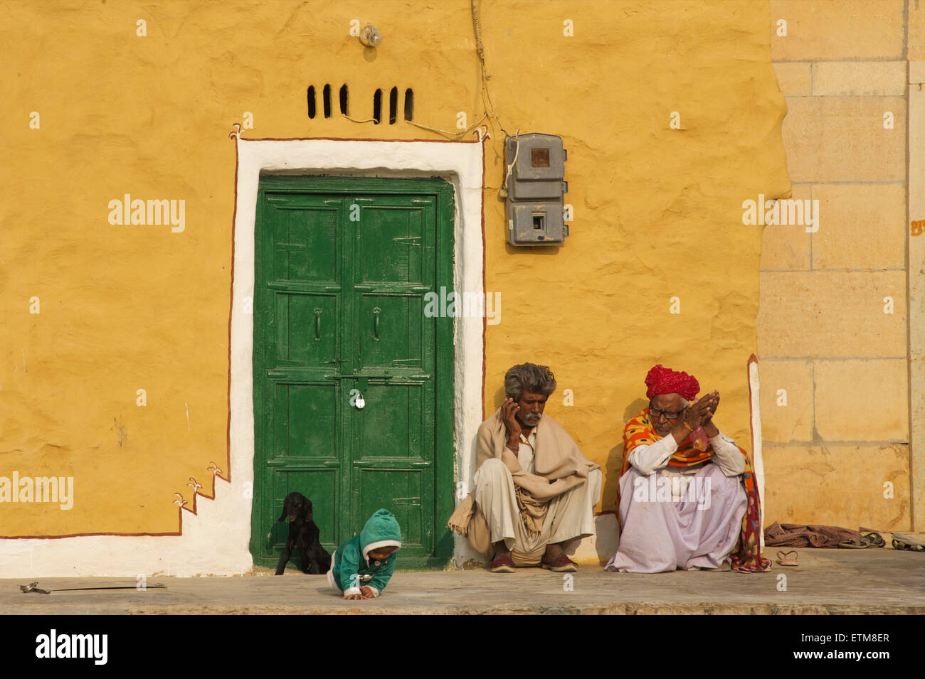 Gli uomini di Rajasthani, Lodurva, vicino a Jaisalmer, Rajasthan, India. Foto Stock