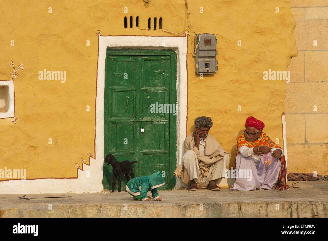 Gli uomini di Rajasthani, Lodurva, vicino a Jaisalmer, Rajasthan, India. Foto Stock