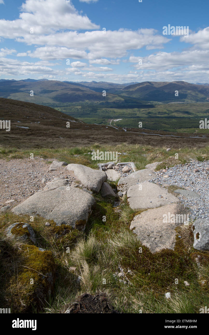 Percorso di montagna tecnica di drenaggio - Croce di pietra-scarico sul sentiero su Aonach Mor, Fort William, Scotland, Regno Unito Foto Stock