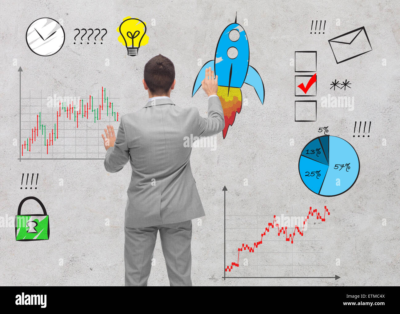 Imprenditore toccando business scarabocchi sulla parete Foto Stock