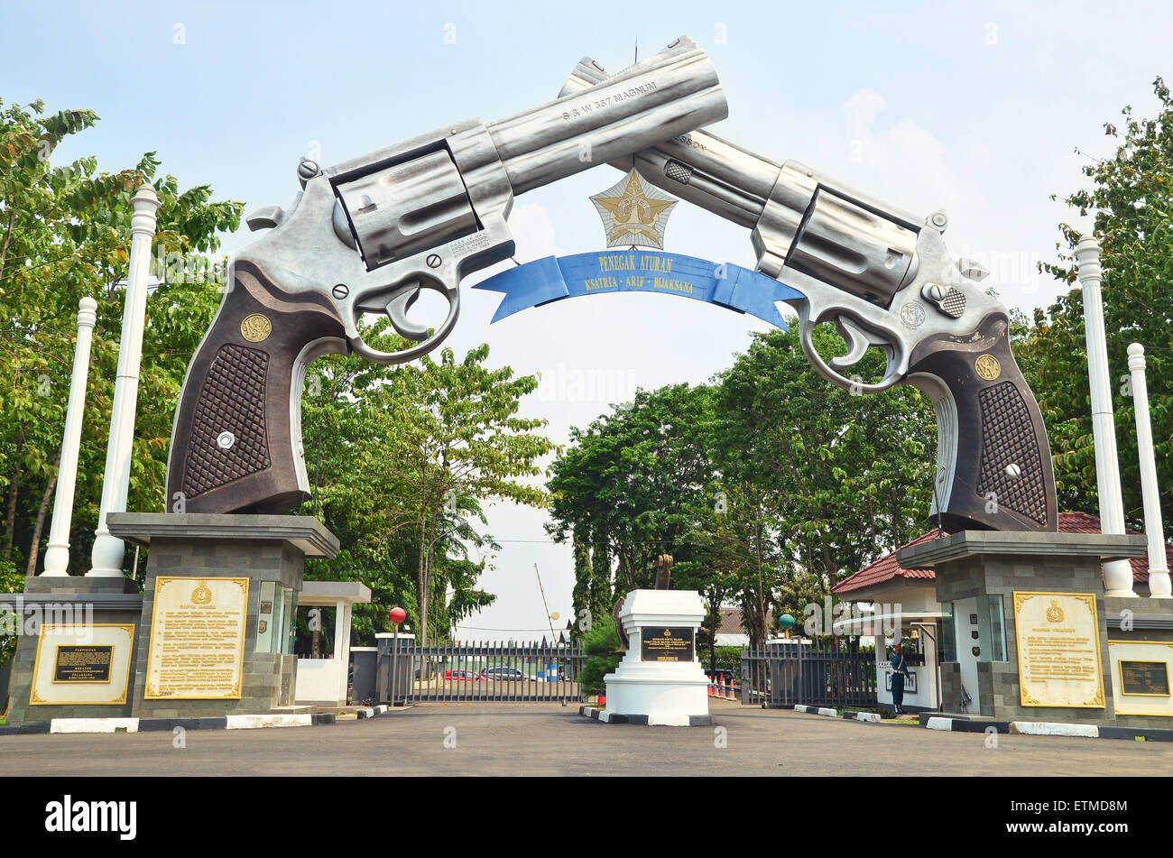 Due giganti di Magnum monumento nel navale militare della Sede Centrale della Polizia, Gading Kelapa, Giacarta Foto Stock