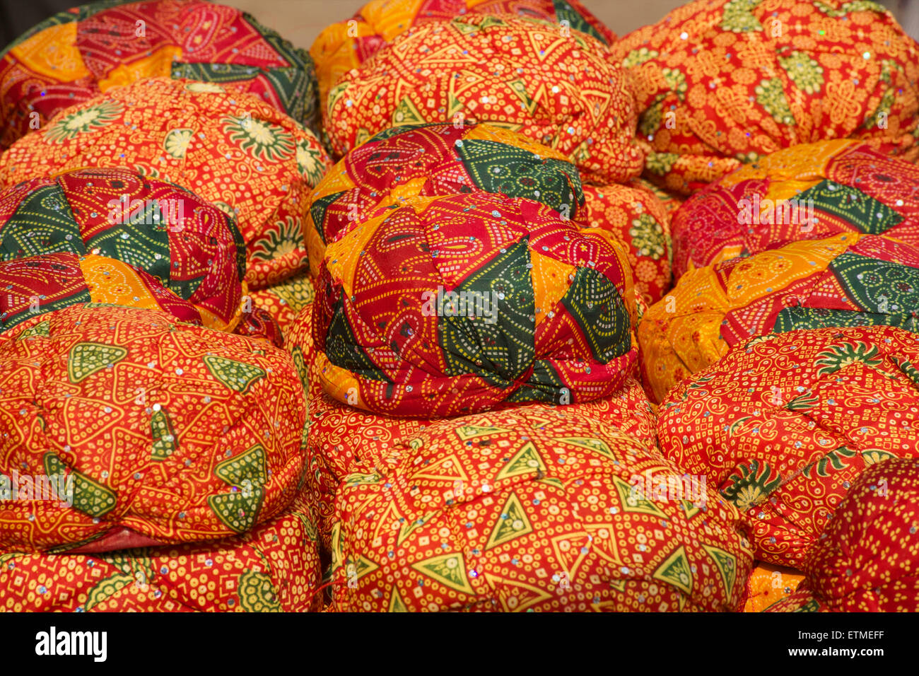 Cappelli di tessuto indiano in vendita n Jaisalmer, Rajasthan, India Foto Stock