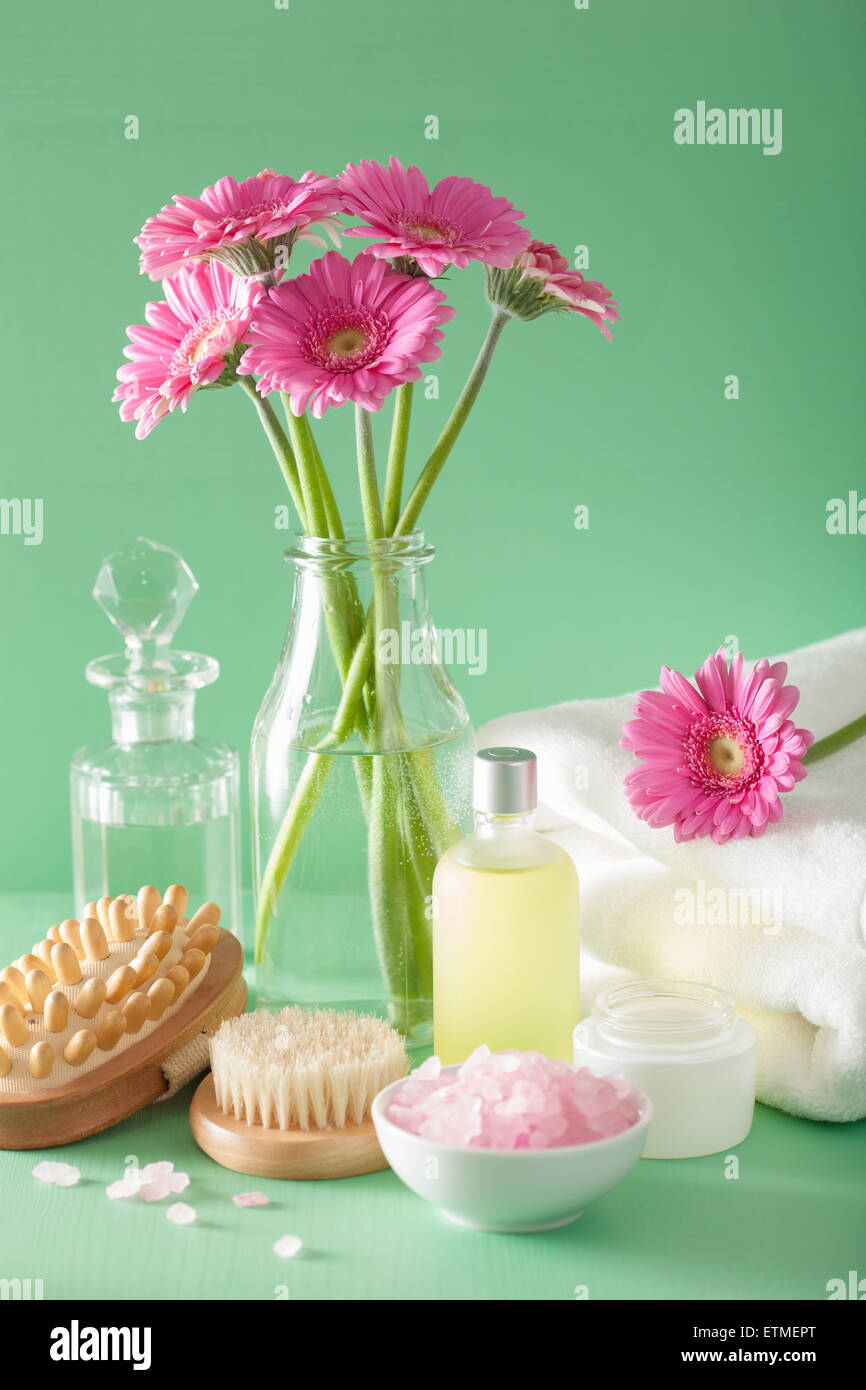 Aromaterapia spa con fiori di gerbera olio essenziale spazzola Foto Stock