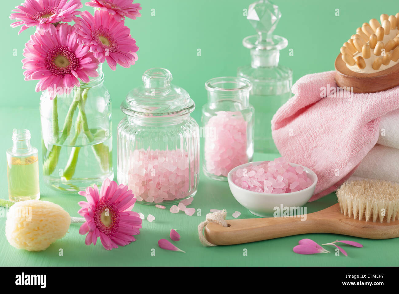 Aromaterapia spa con fiori di gerbera olio essenziale spazzola Foto Stock