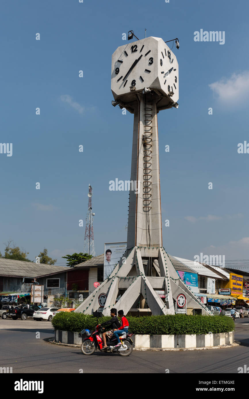 Torre dell orologio alla stazione, rotonda, Buri Ram, Buriram Provincia, Isan, Isaan, Thailandia Foto Stock