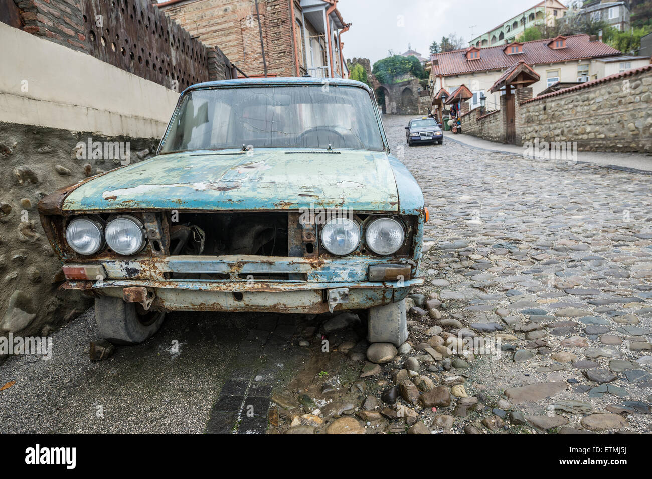 Vecchio arrugginito VAZ 2106 (Lada 1600) auto nella piccola città di Sighnaghi nella regione di Kakheti della Georgia Foto Stock